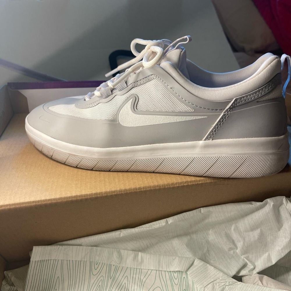 Nike SB NYJAH FREE 2, men size 7/Womens 8.5, grey and white sneakers